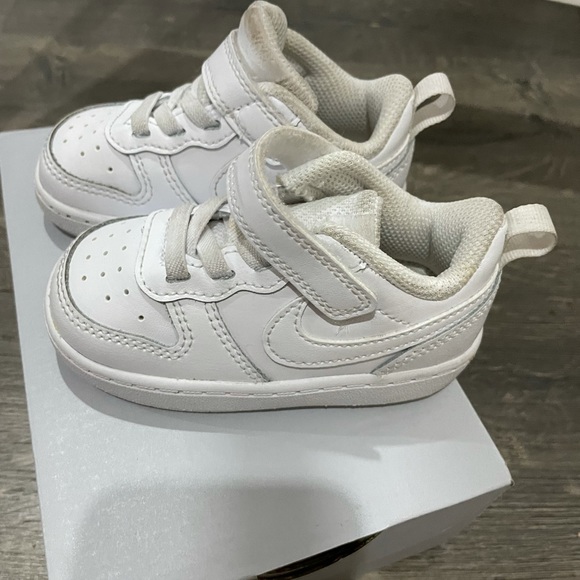 Baby white Nike 5C - Picture 2 of 2